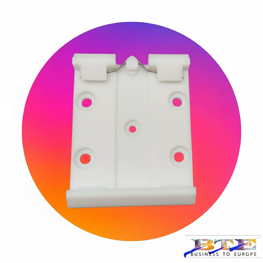 Weißer Hutschienenclip (DIN-Rail Clip) aus Kunststoff mit Metallfeder und 5 Befestigungslöchern.
