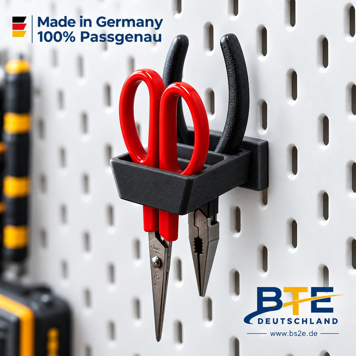 Scherenhalter Skadis, Scherenhalter Wand, Skadis Zubehör 3D Druck, Skadis Halter für Scheren, Schere aufhängen, Scherenhalter Lochwand, Skadis Zubehör Nähzimmer, Skadis Zubehör PETG, Skadis Werkstatt Zubehör, Nähzubehör Wand, Skadis 3D Druck Halter, Made in Germany, Scherenhalter 3D gedruckt, Scheren Aufbewahrung, Scherenhalter Nähzimmer, Skadis Halter Schere, Scherenhalter Bastelzimmer, Lochwand Halter Schere, Skadis Schwarz, Scherenhalter Schwarz, Scheren sicher aufbewahren, Schere aufhängen.