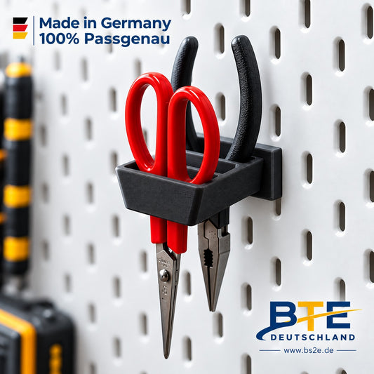 Scherenhalter Skadis, Scherenhalter Wand, Skadis Zubehör 3D Druck, Skadis Halter für Scheren, Schere aufhängen, Scherenhalter Lochwand, Skadis Zubehör Nähzimmer, Skadis Zubehör PETG, Skadis Werkstatt Zubehör, Nähzubehör Wand, Skadis 3D Druck Halter, Made in Germany, Scherenhalter 3D gedruckt, Scheren Aufbewahrung, Scherenhalter Nähzimmer, Skadis Halter Schere, Scherenhalter Bastelzimmer, Lochwand Halter Schere, Skadis Schwarz, Scherenhalter Schwarz, Scheren sicher aufbewahren, Schere aufhängen.