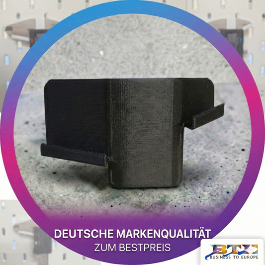 Schwarze 3D-gedruckte Halterung für das Skadis Lochwand-System von BTE Deutschland, präsentiert im runden Marken-Rahmen mit dem Slogan Deutsche Markenqualität zum Bestpreis.