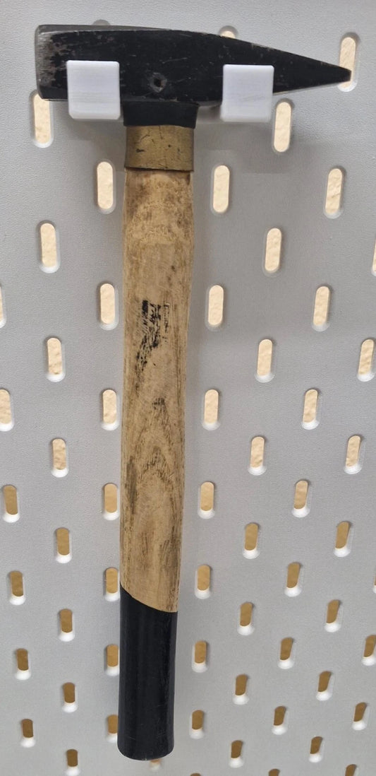 Skadis Hammer-Halterung | Halter für Hammer bis 23mm Kopfbreite | Zubehör für IKEA Skadis Lochwand | Werkzeughalter aus PETG (Weiß)