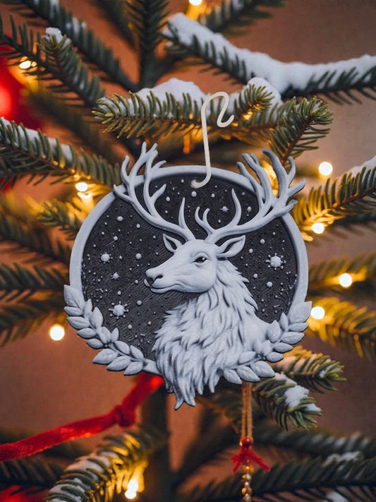 Nahaufnahme des 3D-gedruckten Weihnachtsbaumschmucks "Königlicher Hirsch" am geschmückten Tannenbaum mit Lichtern.