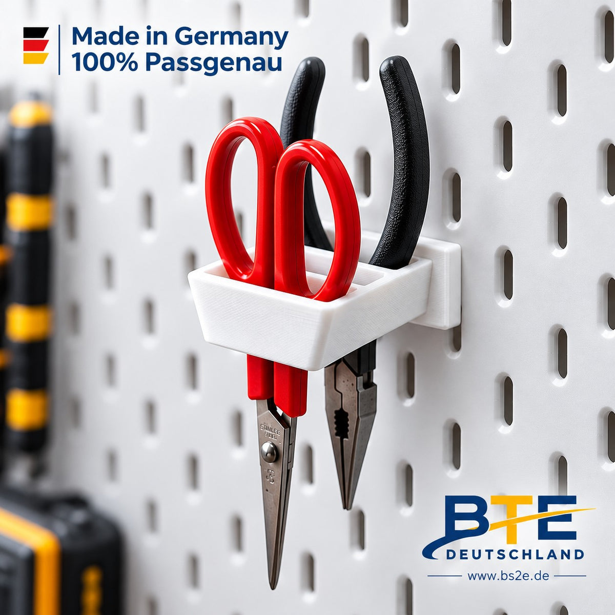 Scherenhalter Skadis, Scherenhalter Wand, Skadis Zubehör 3D Druck, Skadis Halter für Scheren, Schere aufhängen, Scherenhalter Lochwand, Skadis Zubehör Nähzimmer, Skadis Zubehör PETG, Skadis Werkstatt Zubehör, Nähzubehör Wand, Skadis 3D Druck Halter, Made in Germany, Scherenhalter 3D gedruckt, Scheren Aufbewahrung, Scherenhalter Nähzimmer, Skadis Halter Schere, Scherenhalter Bastelzimmer, Lochwand Halter Schere, Skadis Weiß, Scherenhalter Weiß, Scheren sicher aufbewahren, Schere aufhängen.