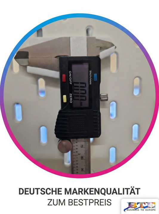 Universal Skadis Messschieber Halterung von BTE Deutschland mit montierter digitaler Schieblehre an einer weißen Lochwand.