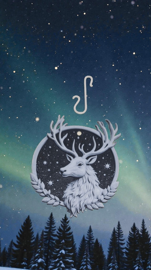 Majestätischer Christbaum-Anhänger "Königlicher Hirsch" vor einer winterlichen Nordlicht-Kulisse.