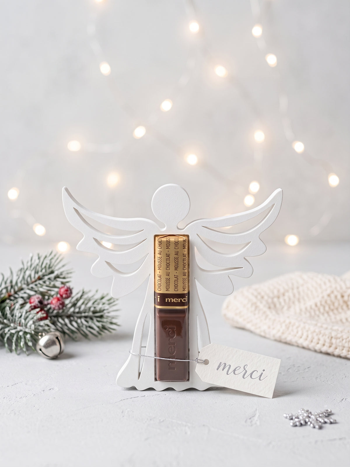 Weißer Weihnachtsengel als Schokoladenhalter für Merci, festliche Tischdeko und Geschenkidee, Maße 107x115 mm, hergestellt in Deutschland von BTE Deutschland.