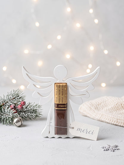 Weißer Weihnachtsengel als Schokoladenhalter für Merci, festliche Tischdeko und Geschenkidee, Maße 107x115 mm, hergestellt in Deutschland von BTE Deutschland.