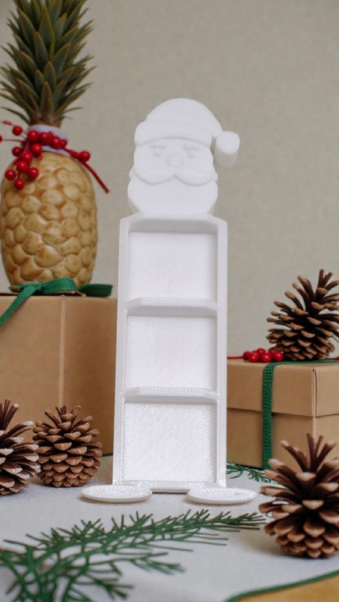 Detaillierte Nahaufnahme des 3D-gedruckten Weihnachtsmann-Halters aus robustem PETG-Kunststoff in Weiß.