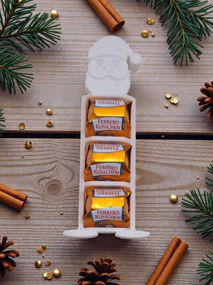 Weißer Weihnachtsmann-Halter von BTE Deutschland, 3D-gedruckt (PETG), gefüllt mit 3 Ferrero Küsschen, weihnachtliche Geschenkidee.