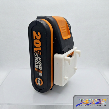 Detaillierte Seitenansicht der Worx 20V Akkuhalterung von BTE Deutschland vor einem weichen Blau-Orange-Farbverlauf, die präzisen Haken und Stifte zur Befestigung an der Lochwand zeigt.